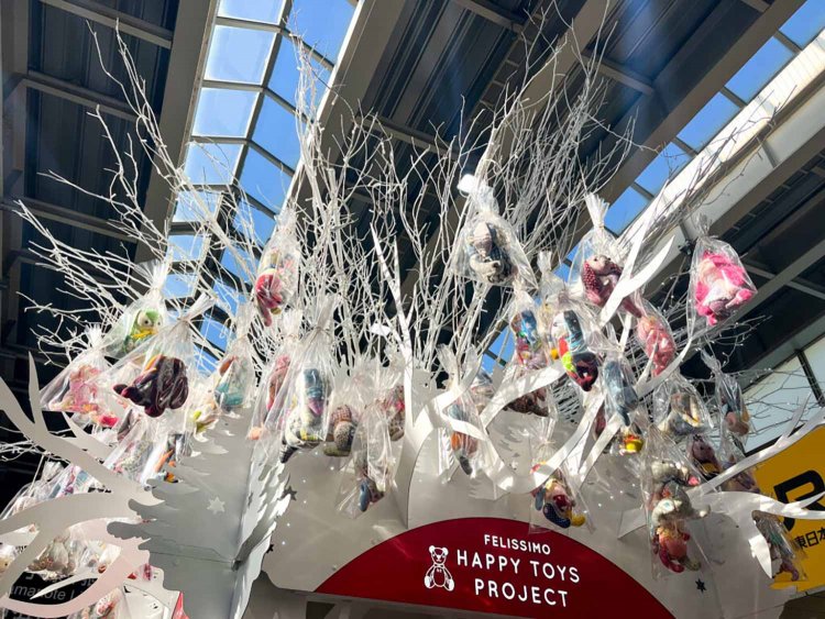 木の上までたれ耳うさちゃんがいます。