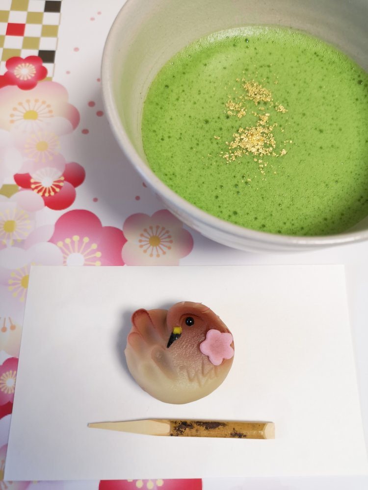 鷹を模った練り切りと抹茶のセット1000円。