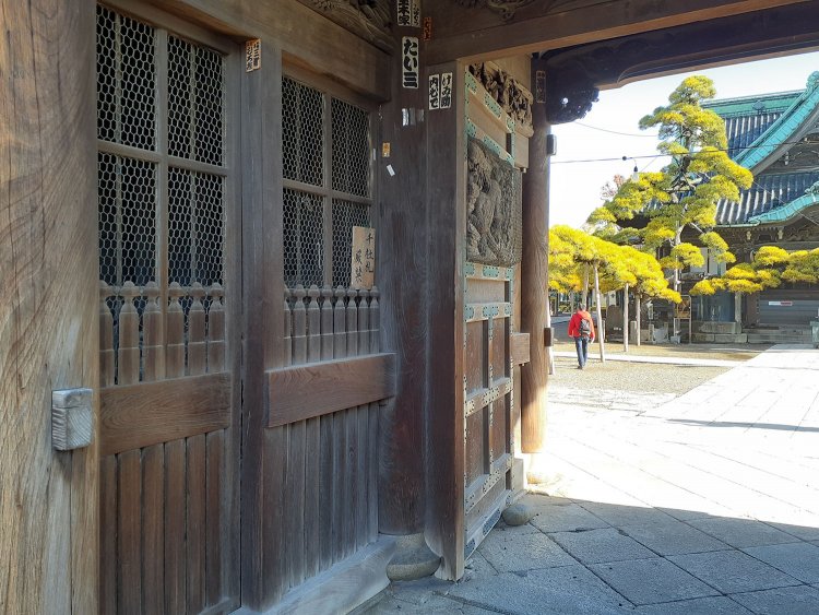 柴又帝釈天の山門。ここをくぐった先で寅さんと源公が再会するところから長い物語は始まる。以降、この門は源公の定位置に。