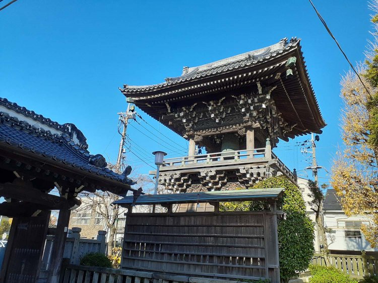 寅の似顔絵を鐘に貼って、そこにゴーンとやったり(第10作)、鐘の中に立たされて御前様にゴーンとされたり(第23作)、源公エピソード満載の帝釈天鐘楼。