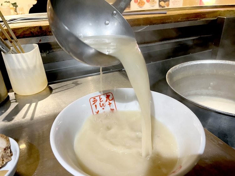 すべてのメニューの基礎となるとんこつスープには特製のブレンド味噌が加わる。