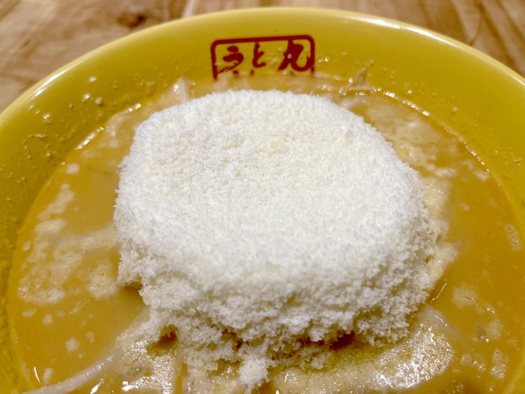 手のひら大はあるチーズの山！　元祖〇究チーズラーメン1150円。