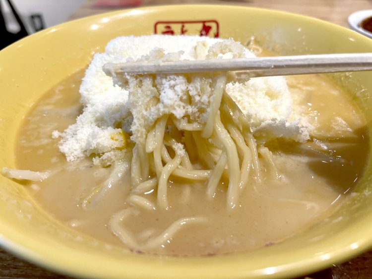もっちりとした中太麺にチーズをたっぷりまとわせていただく。事前にオーダーすれば細麺に変更できる。