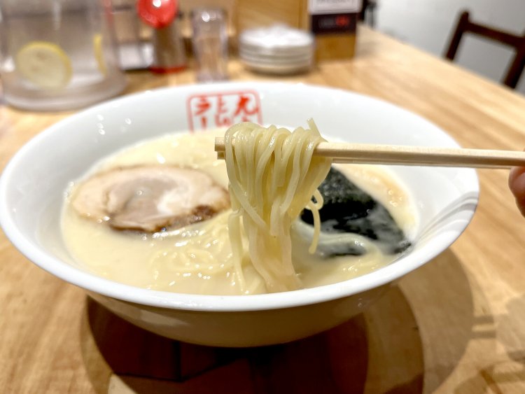 1日1000食以上販売したこともあるという九十九とんこつラーメン870円。