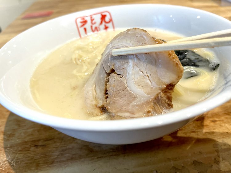 やわらか〜いチャーシューは簡単に噛み切れる。ほんのりあま〜い醤油味がしみ込んでいる。