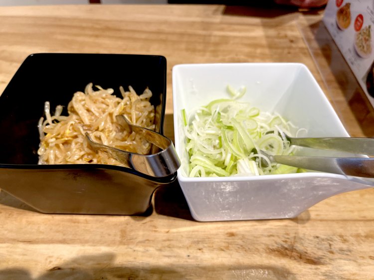 デフォルトで付いてくるネギとナムルのような味付けのもやし。ラーメンの味変に！
