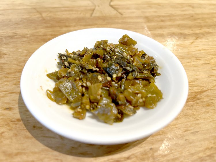 ピリッと辛い九州産の高菜は120円。この高菜は味変の効果バツグン。