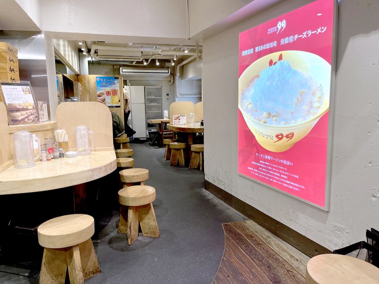 カウンターだけでなく、奥にはテーブル席も完備。