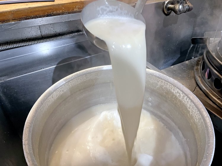 毎朝、10時間かけて仕込む極上のスープ。