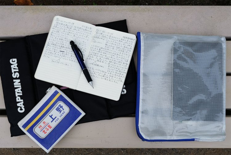 乗代さんがいつも持ち歩いているスケッチに使う道具たち。「シャーペンを入れている北斗星のペンケースはガチャガチャで偶然出たものです」