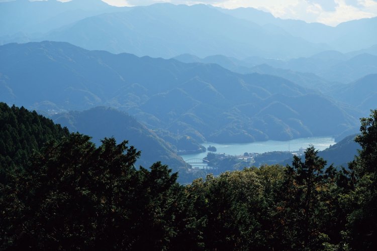 景信山の小仏峠側にある景信茶屋青木の特等席から見える相模湖の遠景。