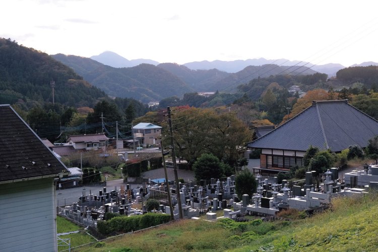 小仏城山から下りてくると千木良の集落。陽はすっかり傾いた。あとは山麓酒場へ直行だ。
