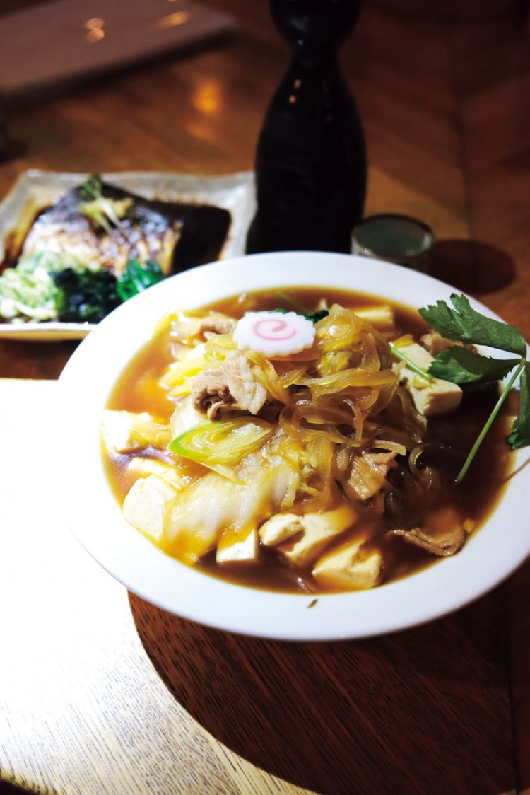 人気のメニュー、肉豆腐。量といい甘めの味といい登山後にはグッド。