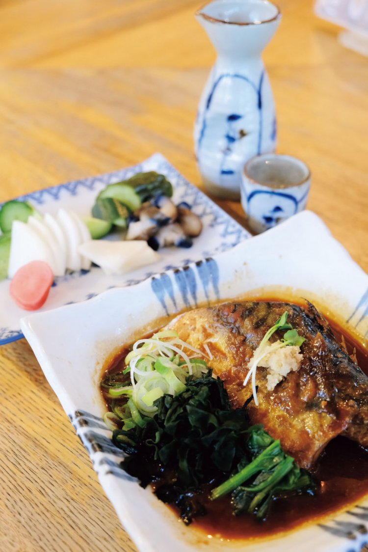 ここのサバの味噌煮はお酒がすすむようにできている。