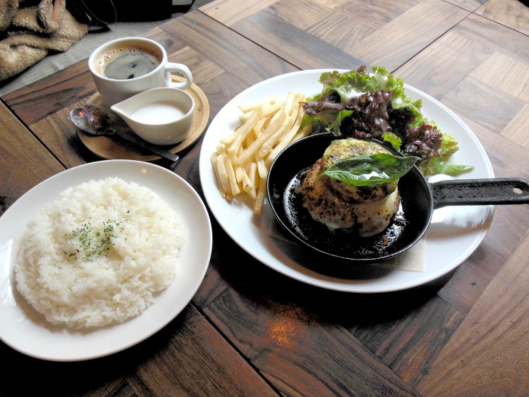 フレッシュトマトとモッツアレラのハンバーグ1450円。ライス＆ランチドリンク付き。