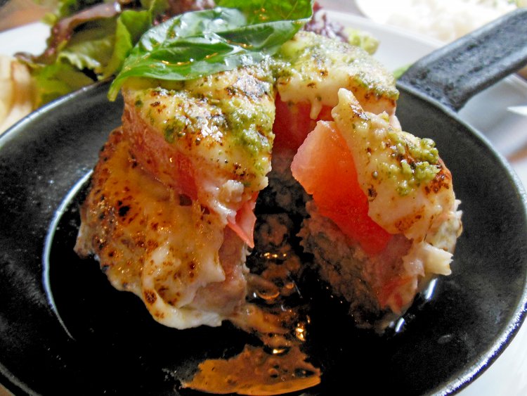 ハンバーグにナイフを入れると肉汁がジュワッとあふれ出てくる！