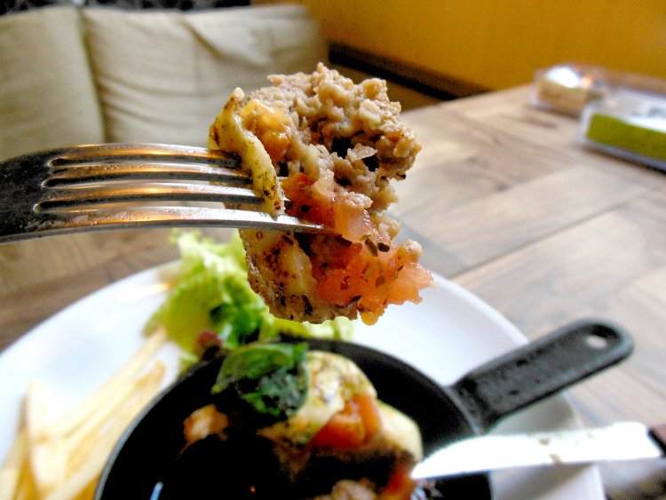 ジューシーなハンバーグとフレッシュなトマト、クリーミーなモッツアレラが織り成す3層仕立てのハーモニー。