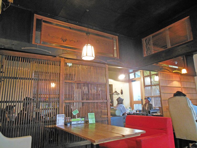 オーナーの故郷の蔵に眠っていたという欄間や障子で仕切られた和洋折衷の空間。