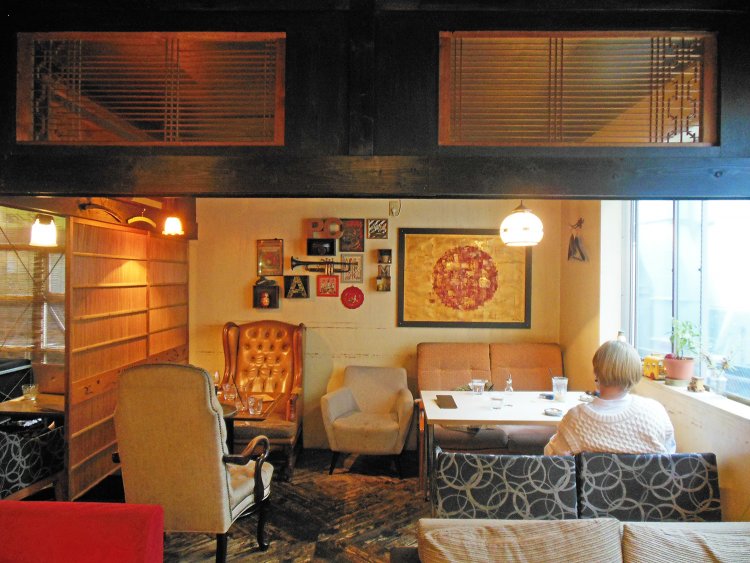 オーナー夫妻が集めた世界各国のインテリアがいたるところに配され、まるでアンティーク美術館のよう。