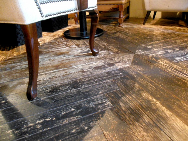 スタッフの手で仕上げたというオリジナルの床板。この床材でつくったテーブルもある。