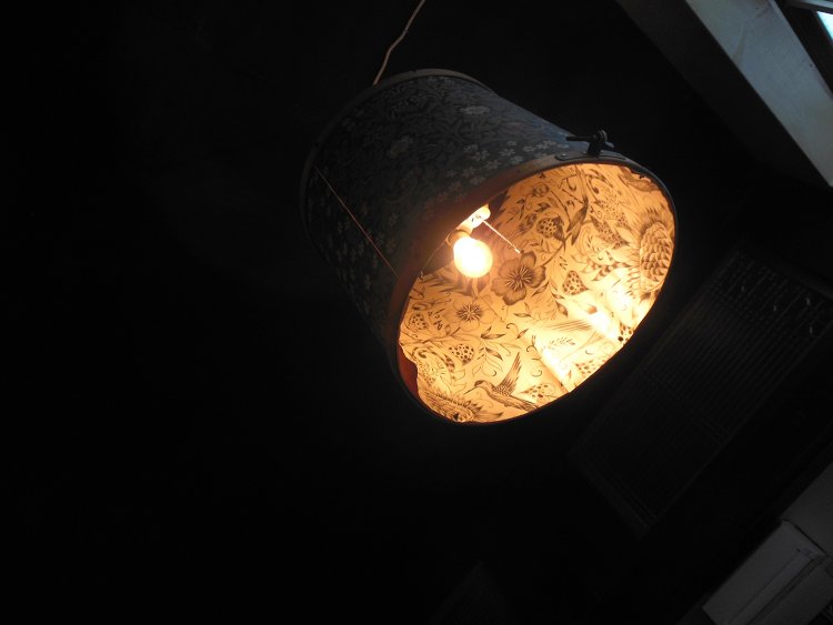 照明もリユース＆リメイクしたものばかり。その見立て・アイデア・完成度、すべてがお見事！