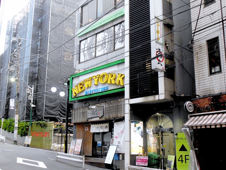 2016年にオープンしたアトレ恵比寿西館のそばに建つ老舗ビルの4階にある。