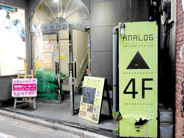 ビルの入口に「4F」と大きく表示したライムグリーンの立て看板があるので目印に。
