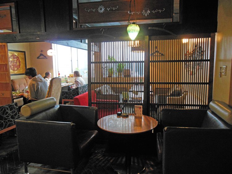 奥のほうのソファ席は和洋折衷の空間となっており、欄間や障子で仕切られている。