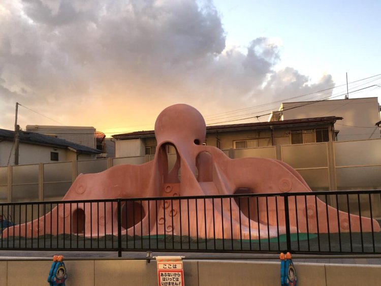 その後、場所を移してタコが再建された。タコすべり台がいかに地域住民に愛されているかがわかる（調布市・鉄道敷地公園 《仮称》）。