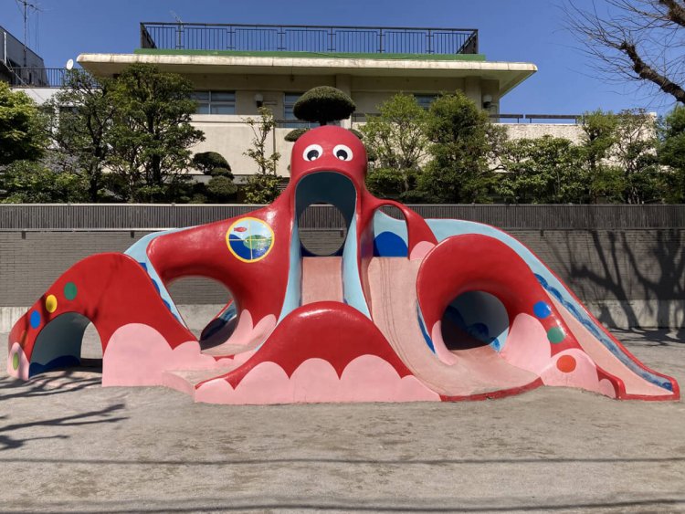 タコすべり台の聖地・足立区のタコ。潜水艦をモチーフにしたカラフルな塗装（足立区・千住ほんちょう公園）。