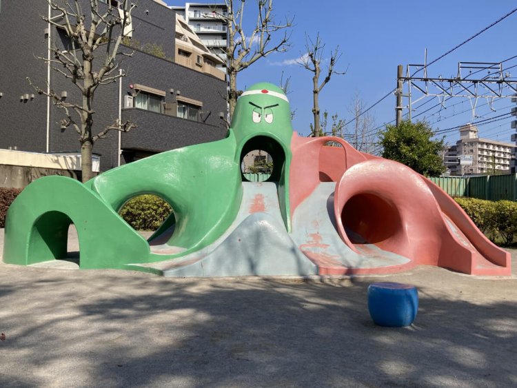 鉢巻姿で気合の入ったタコ（足立区・千住東町公園）。