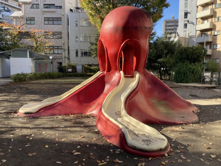 他の地域のタコに比べると小ぶりで、頭が大きいスタイルの恵比寿のタコ（渋谷区・恵比寿東公園）。