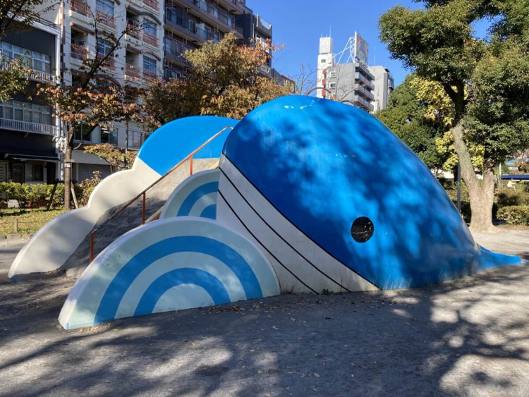 波に乗るクジラのデザイン（台東区・隅田公園）。