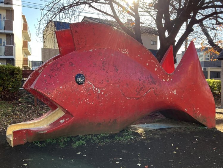 通称「きんぎょ公園」にあるすべり台。口から滑り降りる形のため、顎が出ているように見える（三鷹市・新川児童公園）。