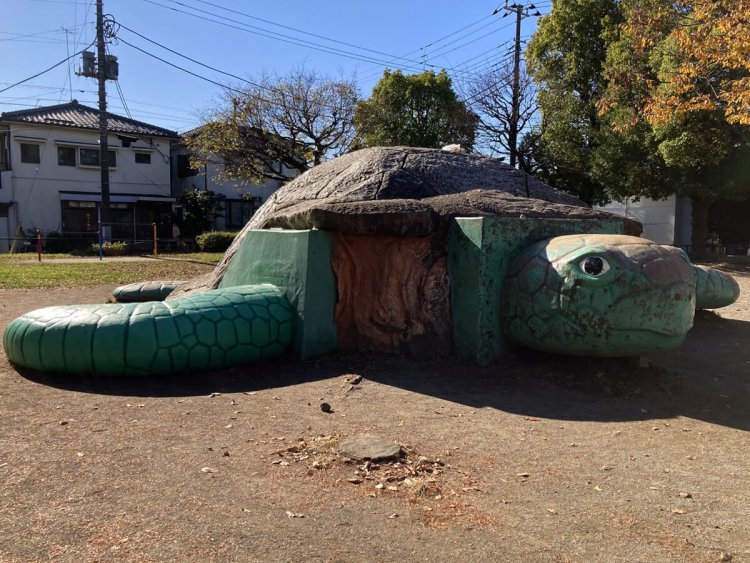 公園の真ん中にいる巨大なカメ（足立区・東保木間公園）。