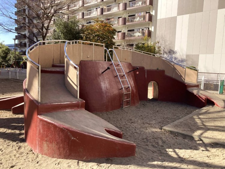 こちらは小さい子でも登れそうなカニすべり台（江東区・豊洲五丁目公園）。