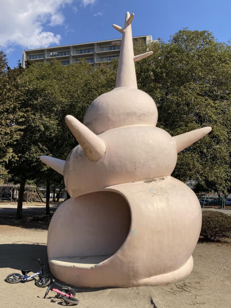 巻貝の構造を生かしたらせん状すべり台。大人は幅的に無理そうである（宇都宮市・桜美公園）。