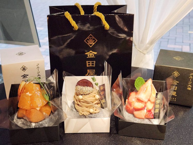 特蜜林檎800円、渋皮和栗のモンブラン1000円、特選苺1100円。