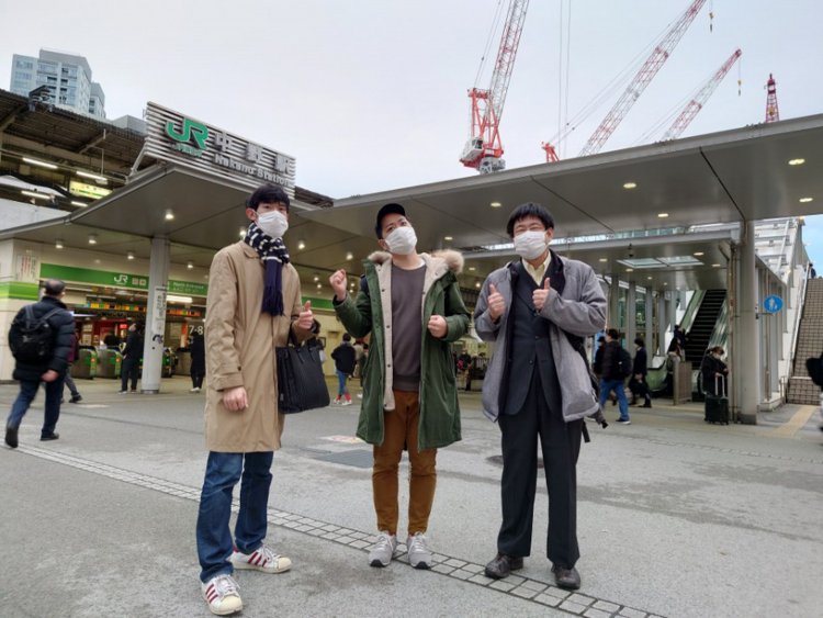 中野駅前で、味論さんを中央に挟んで記念撮影。お疲れ様でした！