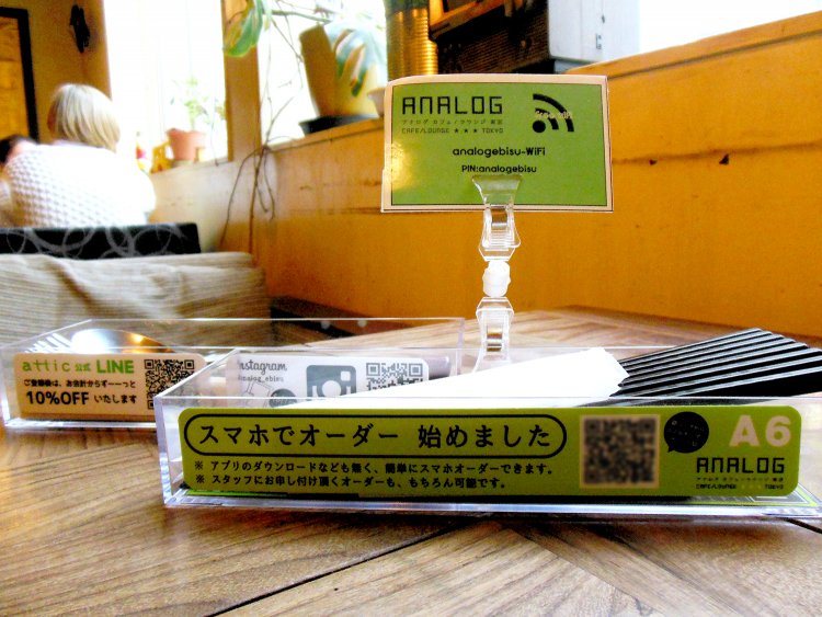 QRコードを読み取って注文するスタイル（アプリのダウンロードは不要）。店員さんに注文することもできる。