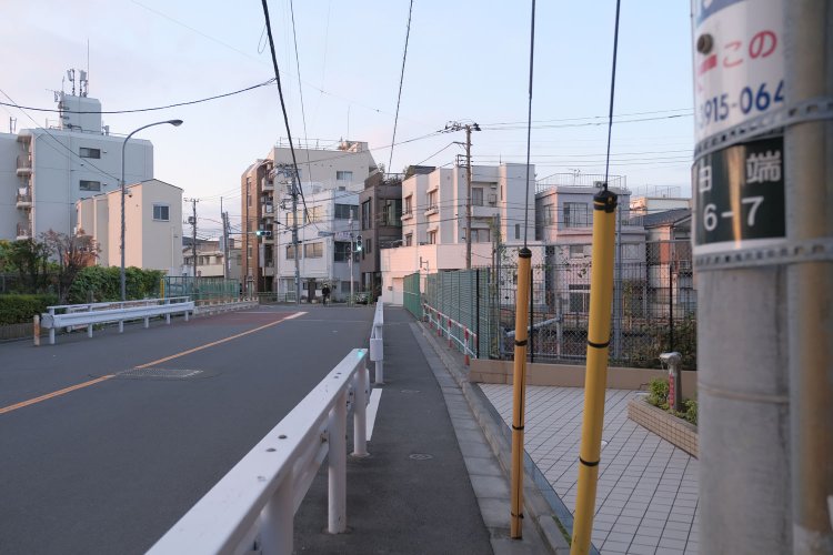 田端高台通りを歩くと富士見橋が見える。富士見という名前だから、西側も昔は富士山が望めたと思う。