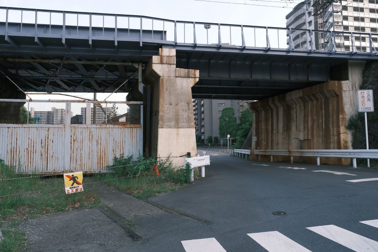 京成線の高架下にさりげなく存在する線路。線路は民間会社の扉へ消えていく。