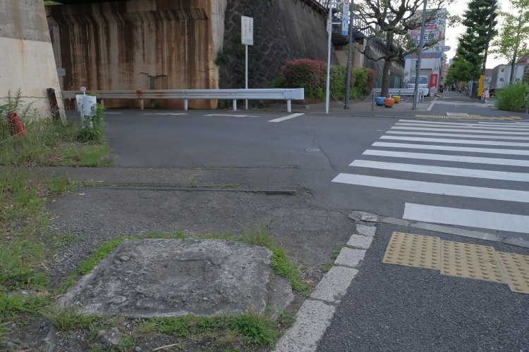 線路の傍らには警報機の跡だろうか、土台の基礎が残っていた。