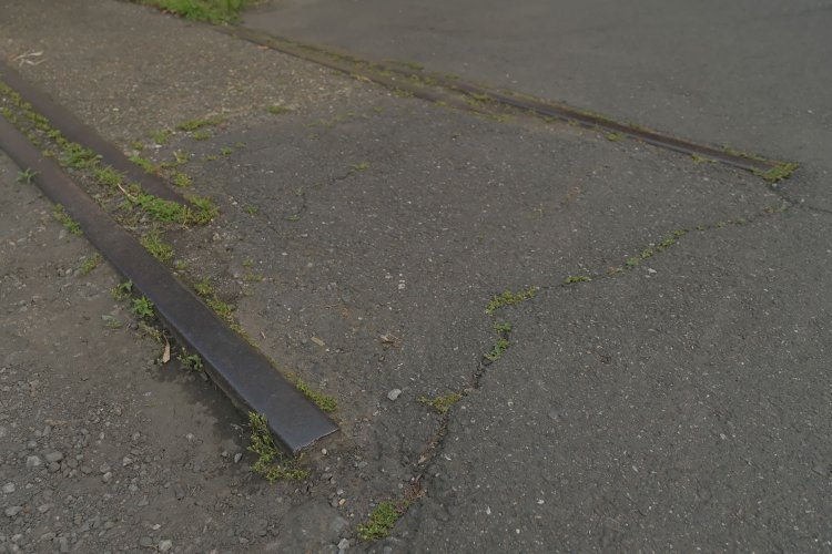 線路は墨堤通りの歩道部分でプツっと切断されている。