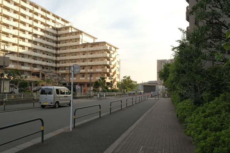 千住貨物線の先にあった貨物駅は跡形もなく消えてマンションとなっている。マンションの先が隅田川だ。