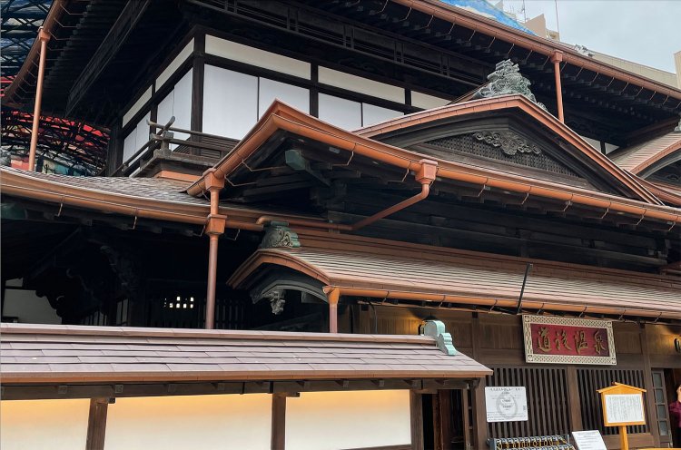 今も公共浴場として営業している、道後温泉本館。