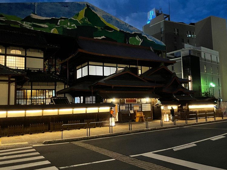 道後温泉本館は夜も美しい。