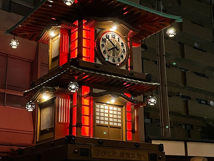 道後温泉のシンボルとなっているカラクリ時計。