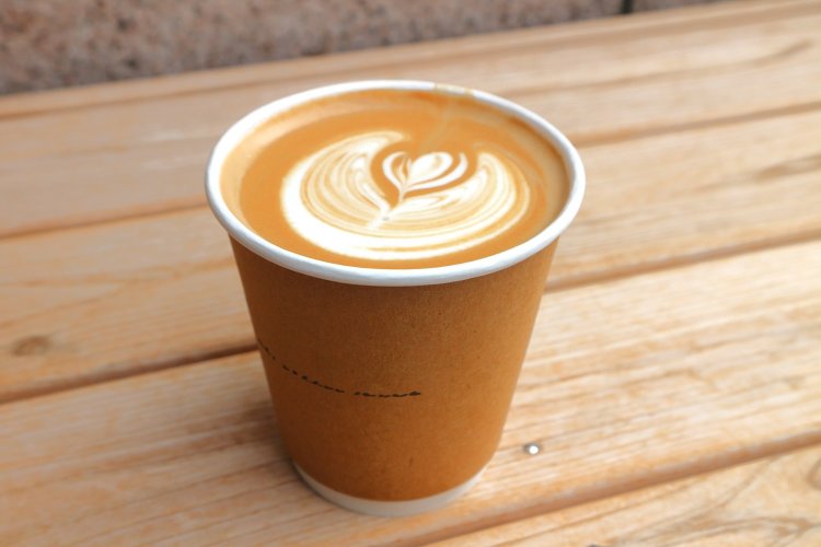 ラテのホット500円は、マイルドな味わいで一息つくことができる。