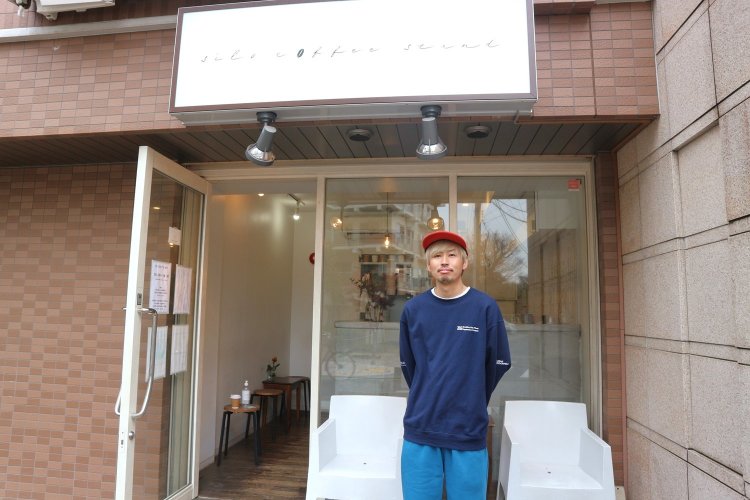 美容師とバリスタを兼業する、オーナーのヤベケンタさん。